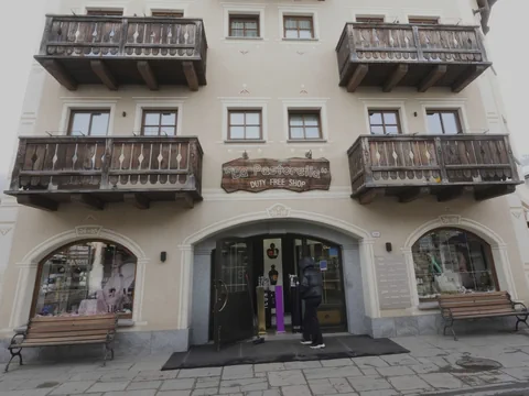 Historisches Gebäude mit Balkonen und Duty-Free-Shop.