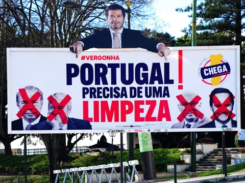 Werbeplakat mit durchgestrichenen Porträts und Slogan.