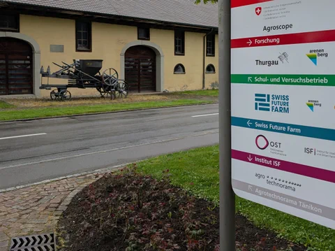 Ein Schild, im Hintergrund eine alte Scheune.