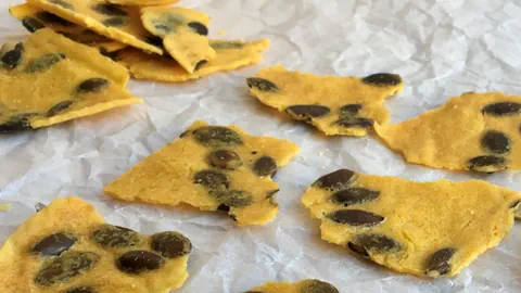 Maiscracker liegen auf dem Backpapier