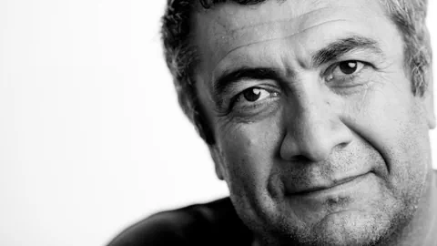 Ein Porträt von Mano Khalil.