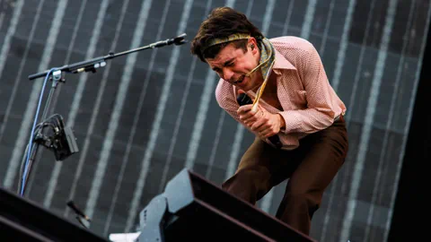 Declan McKenna auf der Bühne in Mailand