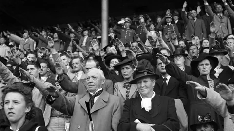 Nazis 1941 auf der Letzigrund-Tribüne.