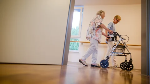 Eine Pflegerin und eine Patientin