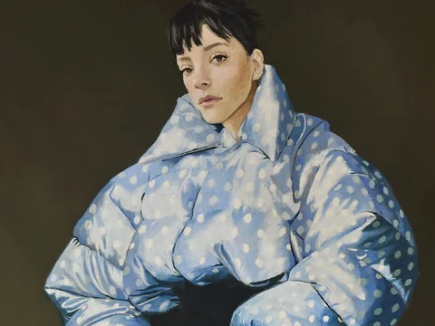 Eine gemalte Frau mit dunklen haaren in einer hellblauen, puffigen Bomberjacke mit weissen Punkten