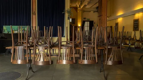 Stühle auf den Tischen