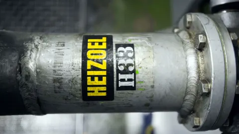 Nahaufnahme eines Heizölrohrs mit Aufschrift.