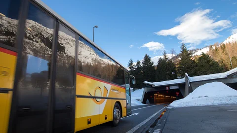 Ein Mann blickt in die Kamera.