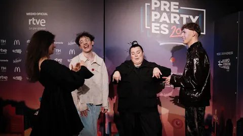 Nemo mit anderen ESC-Teilnehmenden an der Pre-Party in Madrid