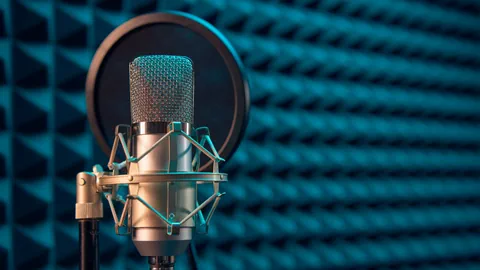 Ein Mikrofon in einem Aufnahmestudio