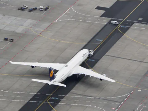 Flugzeug auf der Rollbahn eines Flughafens, Luftaufnahme.