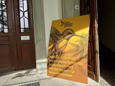 Plakat mit einem Vogel und Text vor einer Holztür aufgestellt.