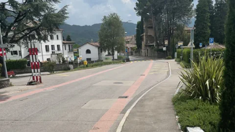 Breites rötliches Farbband am Strassenrand.