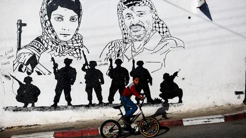 Graffiti mit dem früheren PLO-Anführer Jassir Arafat und der palästinensischen Ex-Terroristin Leila Chaled in Ramallah. 