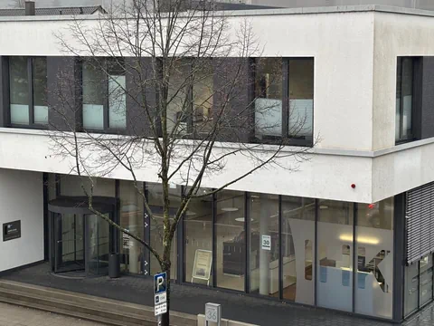 Ein weisses Gebäude. Der Hauptsitz der IHK