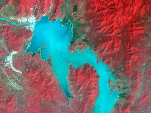 Satellitenbild eines blauen Sees und roten Landschaften.
