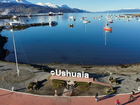 Hafen von Ushuaia mit Segelbooten und schneebedeckten Bergen.