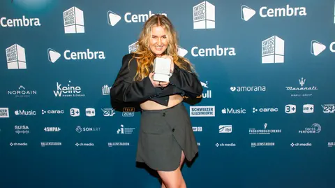 Nina Valotti mit ihrem Betonklotz an den Swiss Music Awards 2026