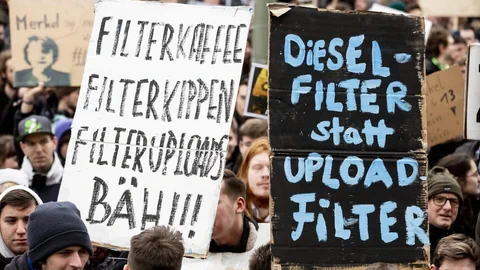Auf zwei Plakaten auf einem Protest stehen Parolen gegen die EU-Urheberrechtsrichtlinie