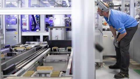 Ein Arbeiter montiert eine Batterie in der Fabrik in Yverdon-les-Bains, im Mai 2020.