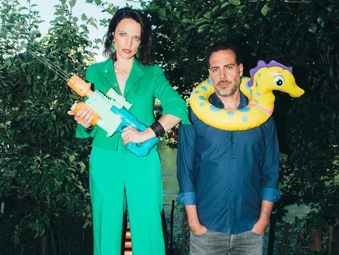 Die Moderatorin Mona Vetsch mit Wasserpistole, der Moderator Tom Gisler mit Schwimmring um den Hals.