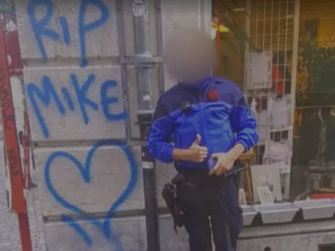 Polizist mit Daumen nach oben