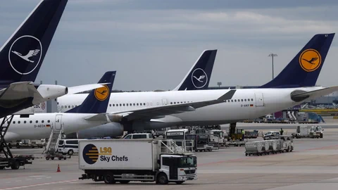 Mehrere Flugzeug-Rümpfe der Lufthansa sind zu sehen. 