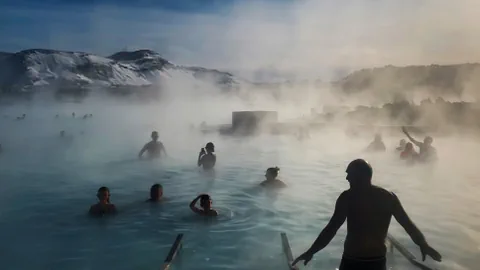 Menschen baden in heissem Wasser