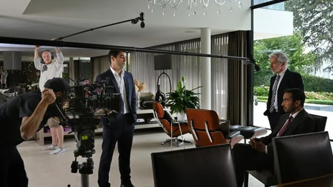 Dreharbeiten zur Serie «Cellule de Crise – Ohne Grenzen» in einer Luxusvilla.
