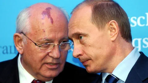 Gorbatschow und Putin bei einem Treffen im Jahr 2004.