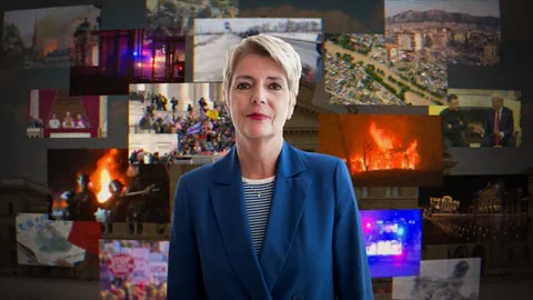 Bildmontage: Karin Keller-Sutter vor einer Videowand 