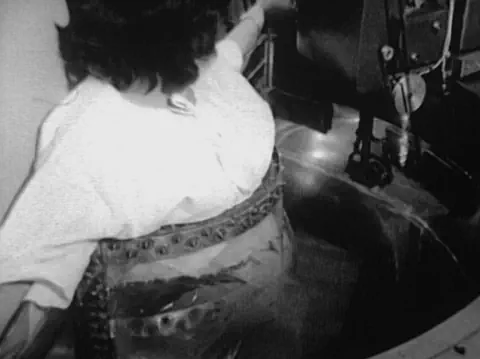 Eine Frau in einem Wasserbad.