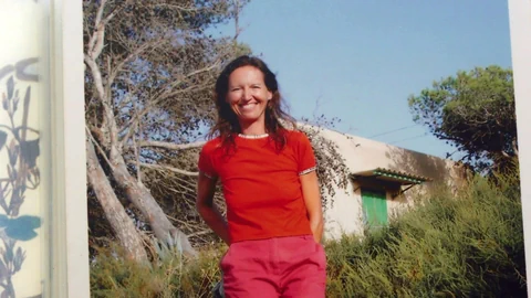 Frau mit rotem T-Shirt