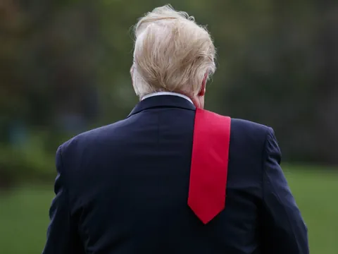 Person von hinten mit roter Krawatte.