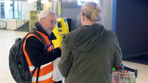 Mann mit organgem Gilet