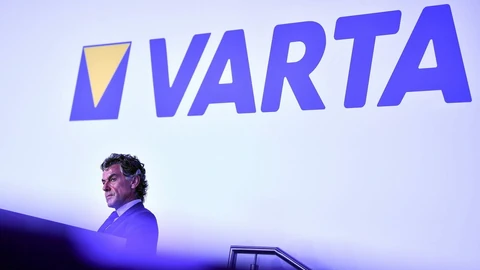 Michael Tojner vor Varta-Schriftzug