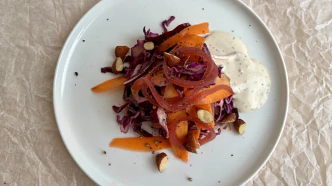 Auf dem Bild ist ein Salat zu sehen.