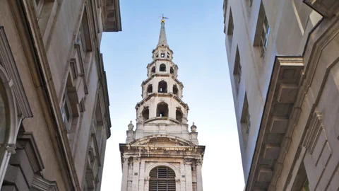 Turm der St. Bride's Church, der aussieht wie eine gestapelte Torte.