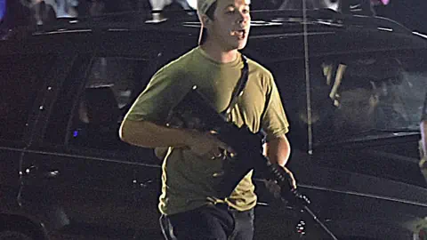 Kyle R. mit Waffe.