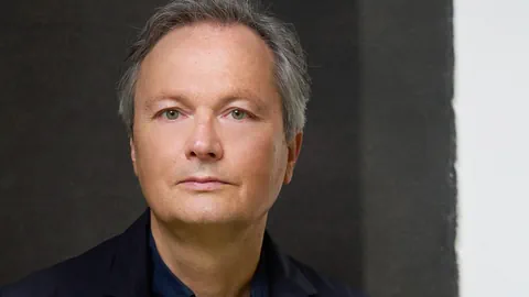 Der Autor und Herausgeber Julian Schütt