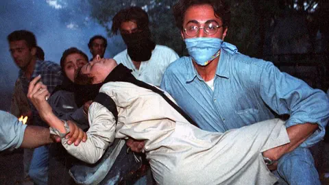 Ein Demonstrant trägt eine verletzte Frau