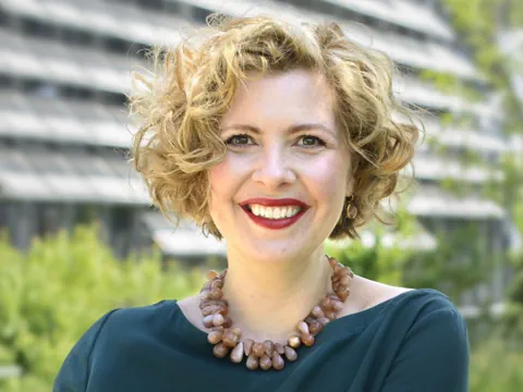 Eine Frau lacht in die Kamera