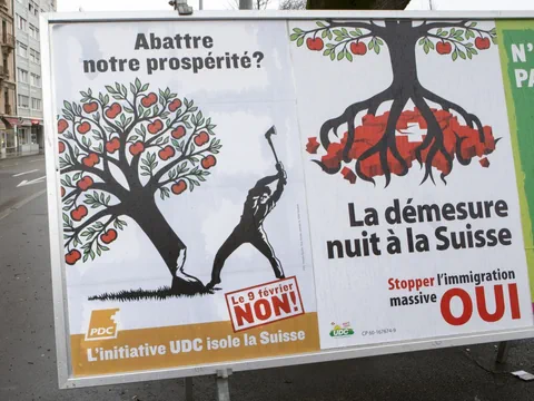 Plakat mit grafischer Darstellung eines Mannes, der einen Baum mit roten Früchten fällt.