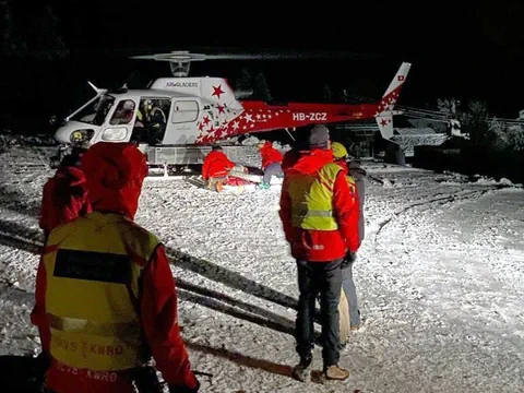 Helikopter in der Nacht und Rettungskräfte zu sehen.