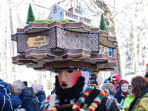 «Schöne» Silvesterchlaus unterwegs mit buntem Gewand und Kopfbedeckung.