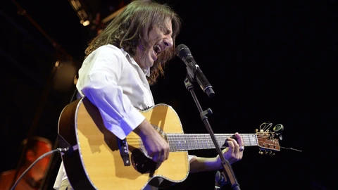 Pippo Pollina singend auf der Bühne.