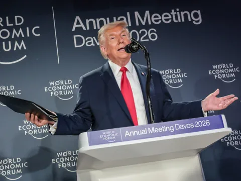 Mann spricht bei der Jahrestagung des Weltwirtschaftsforums 2026 in Davos.