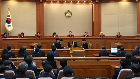 Gerichtssaal mit Richtern und Publikum bei Verhandlung in Südkorea.