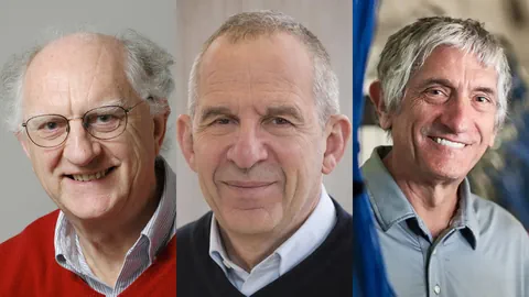 Drei Männer in Hemden und Pullovern.