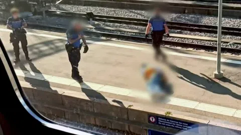 Mann liegt auf Perron in Lausanne
